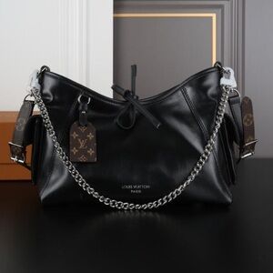Louis Vuitton Black Leather Shoulder Bag with Chain